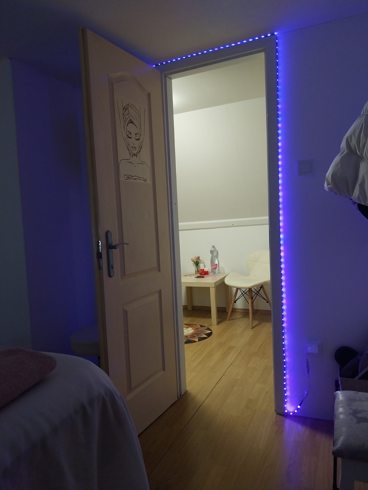 Hangulatvilágítás – kék LED fény a folyosón